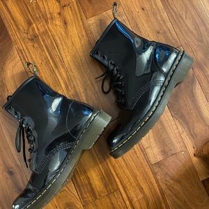 1460 WOMEN'S PATENT LEATHER LACE UP BOOTS